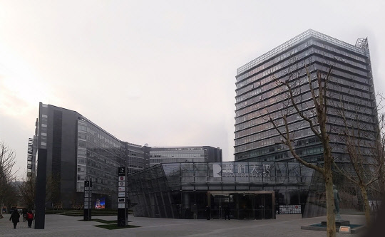 아워홈이 로컬 오피스급식사업권을 신규 수주한 베이징 중관촌의 롱커빌딩 외관 모습. 아워홈 제공